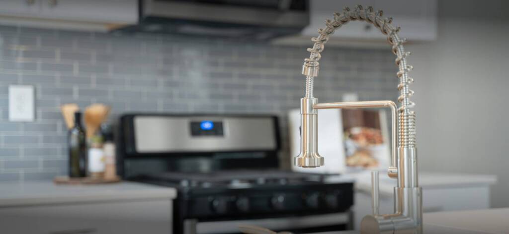 Torneira de cozinha em aço inoxidável com bico extensível em espiral, imagem de destaque da linha Taps.