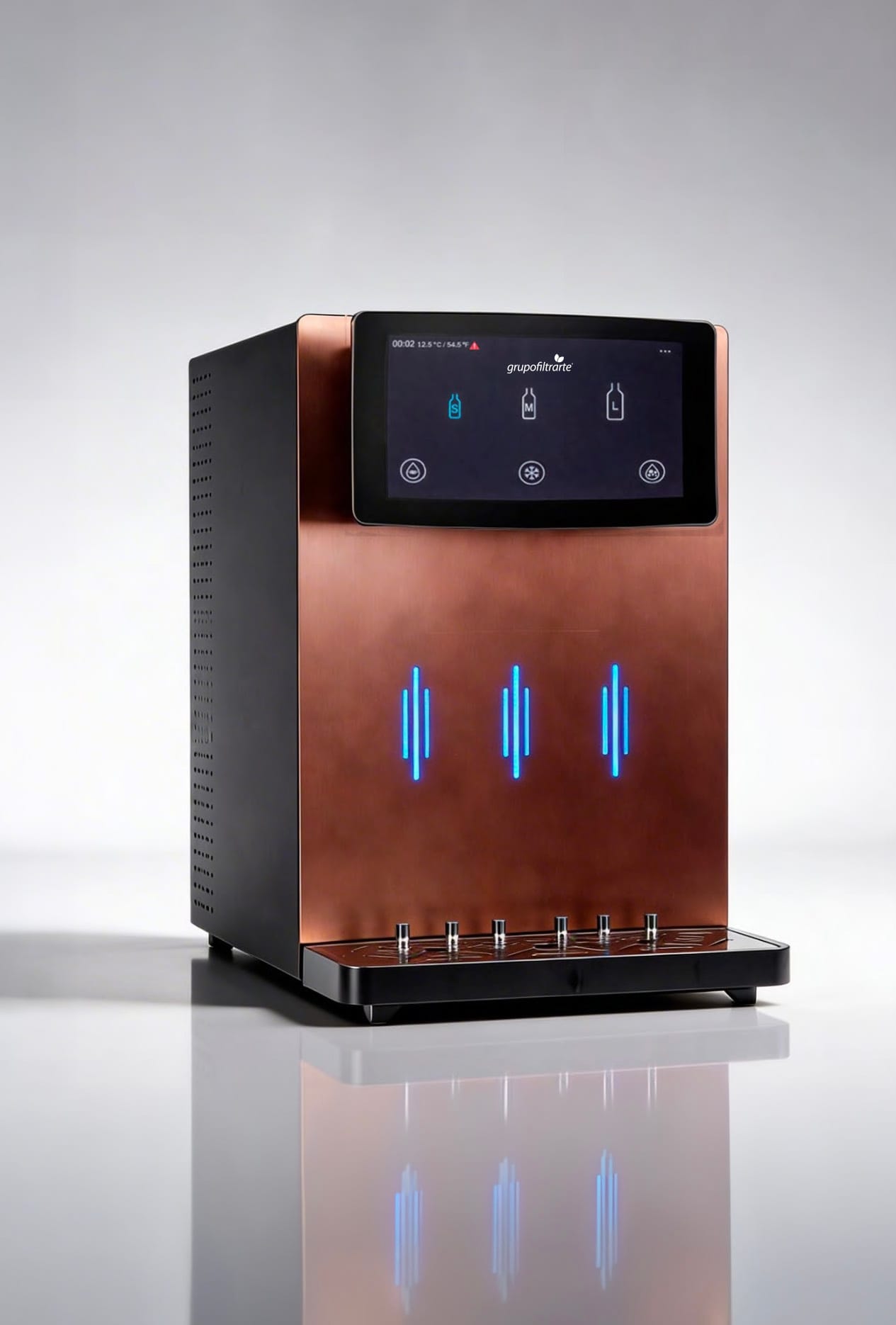 Vista de estúdio em ângulo do dispensador de água profissional Copper 80 com acabamento em cobre escovado, ecrã tátil digital e três indicadores LED azuis verticais, sobre uma superfície reflexiva.