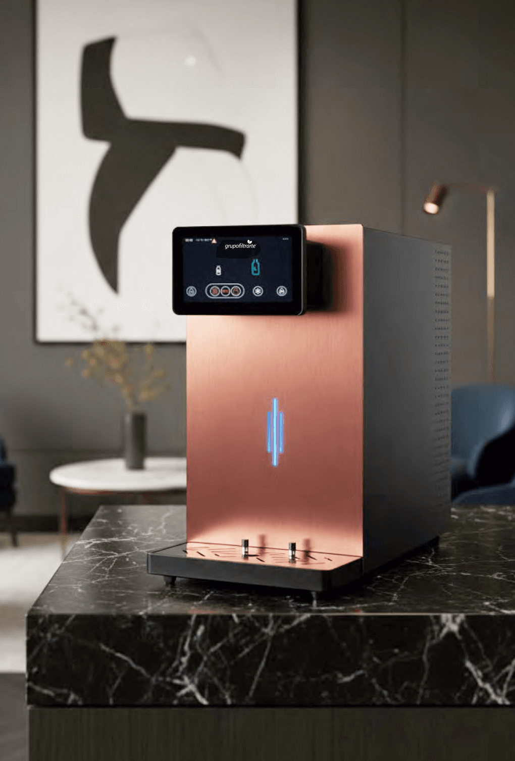 Dispensador de água profissional Copper 40 em tom de cobre sobre uma bancada de mármore preto num ambiente de interior moderno e sofisticado.