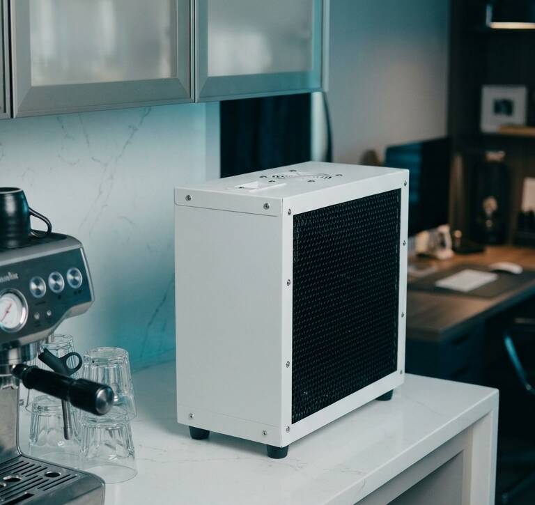 Refrigerador Analógico Ice Home branco, instalado sobre uma bancada de cozinha junto a uma máquina de café