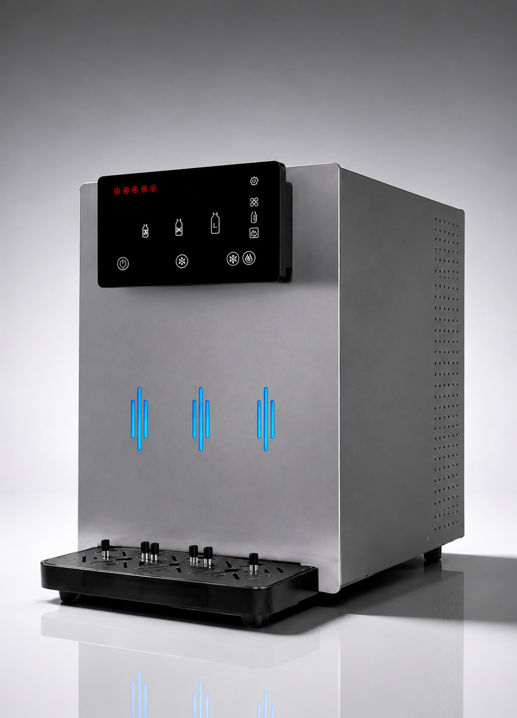 Equipamento SILVER 120 em aço inoxidável, com painel de controlo digital preto, três indicadores luminosos azuis e bandeja frontal para distribuição de água, fotografado em estúdio sobre superfície refletiva.