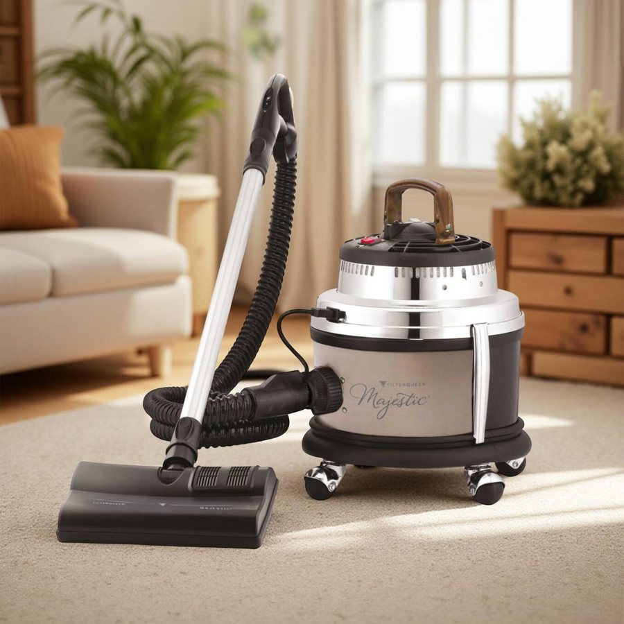 Système de nettoyage FilterQueen Majestic avec la brosse posée sur le tapis d'un salon