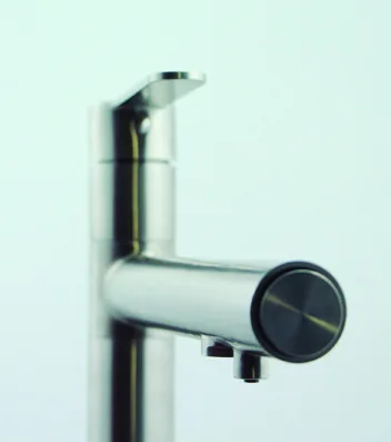 Pormenor da torneira Niágara de 3 vias, acabamento inox